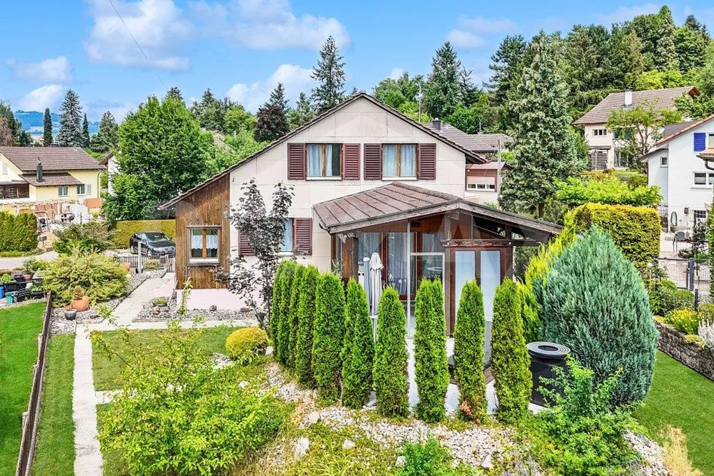 Maison individuelle rénovée avec style de 7,5 pièces dans un emplacement calme avec un jardin bien entretenu - Photo 1 sur 13