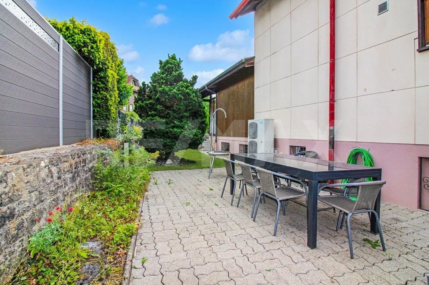 Maison individuelle rénovée avec style de 7,5 pièces dans un emplacement calme avec un jardin bien entretenu - Photo 4 sur 13