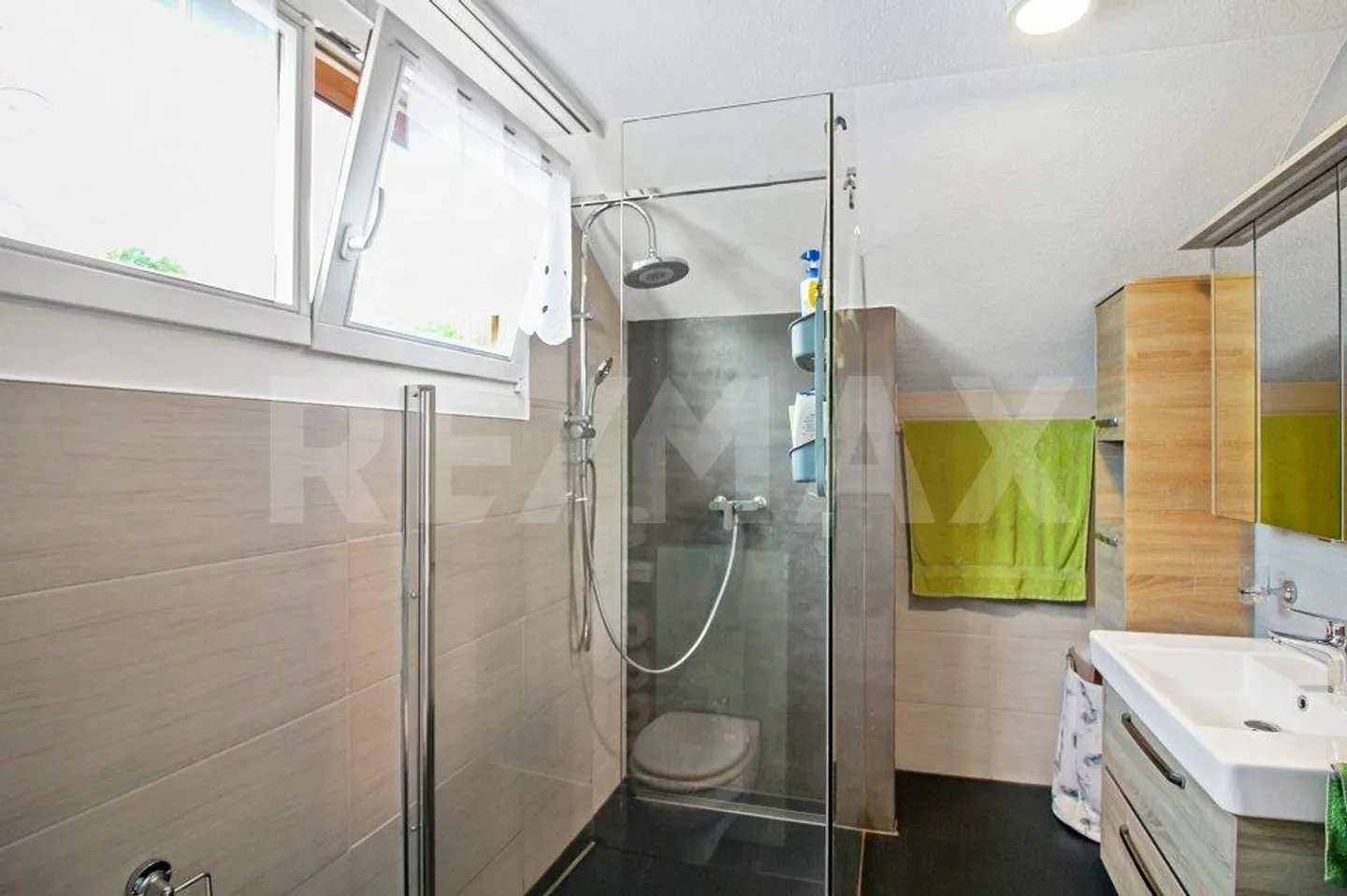 Maison individuelle rénovée avec style de 7,5 pièces dans un emplacement calme avec un jardin bien entretenu - Photo 9 sur 13