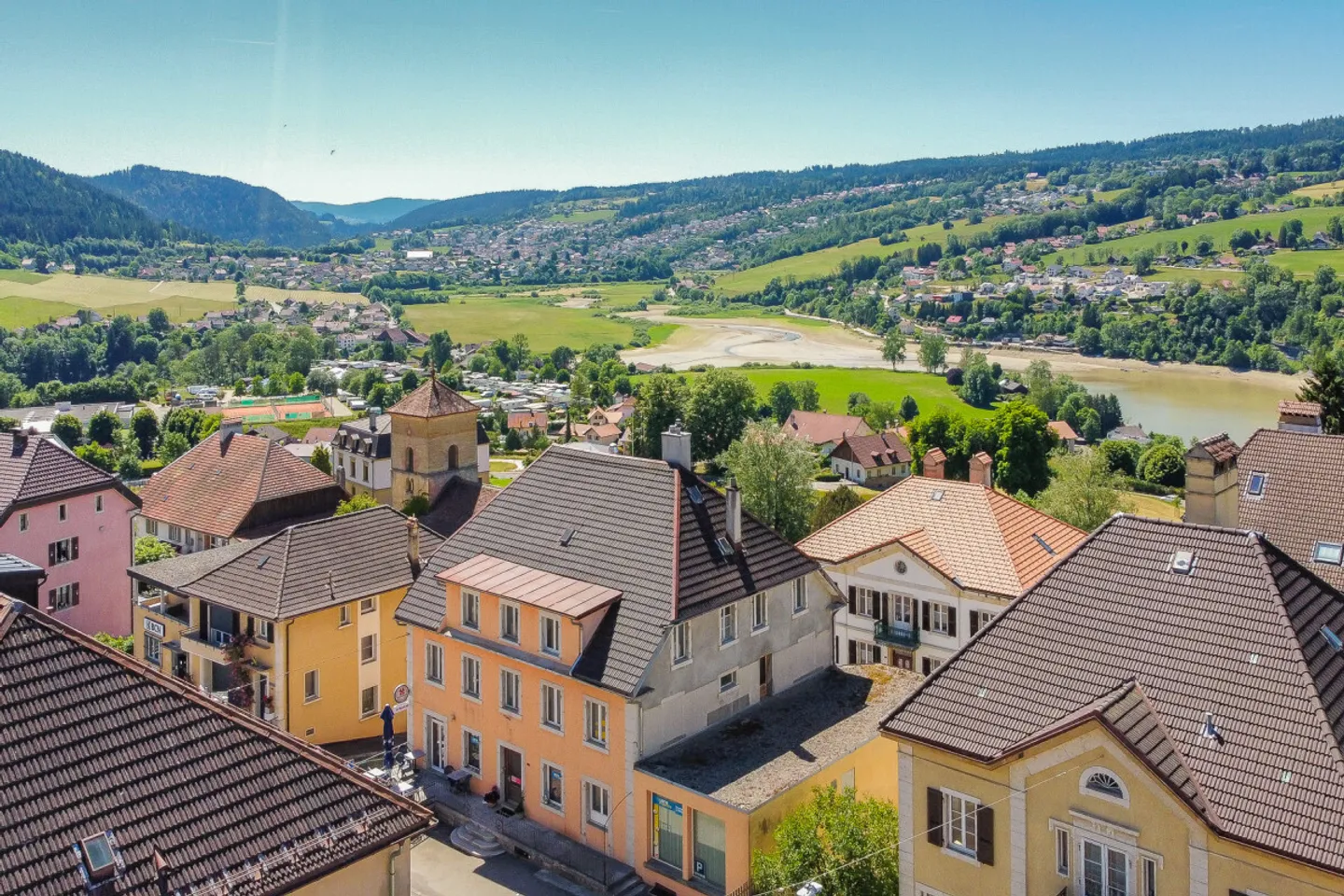 Prächtiges Geschäftsgebäude mit Gästezimmern, Bar und Kiosk - Foto 2 von 13