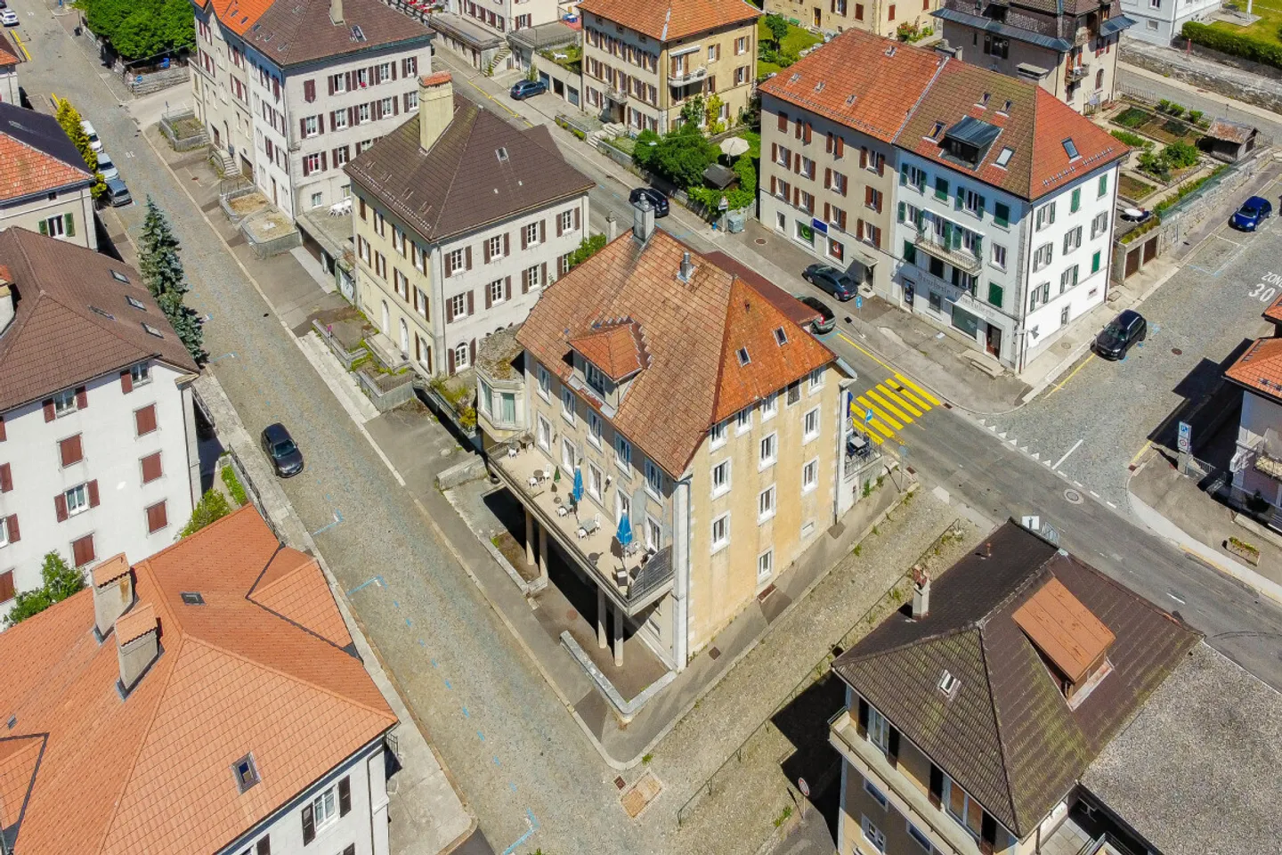 Prächtiges Geschäftsgebäude mit Gästezimmern, Bar und Kiosk - Foto 3 von 13