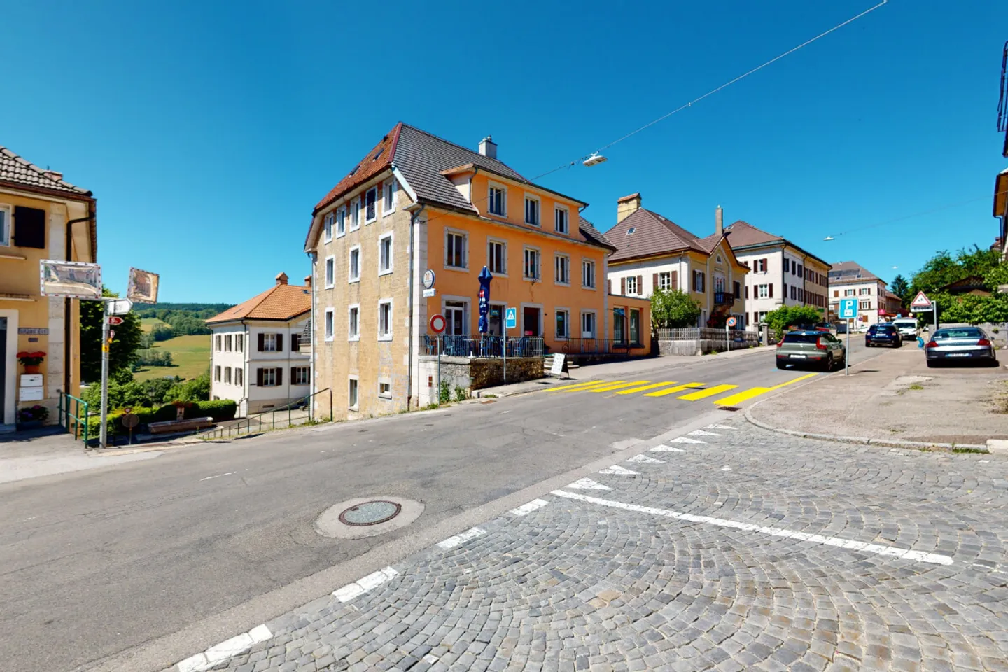 Prächtiges Geschäftsgebäude mit Gästezimmern, Bar und Kiosk - Foto 1 von 13