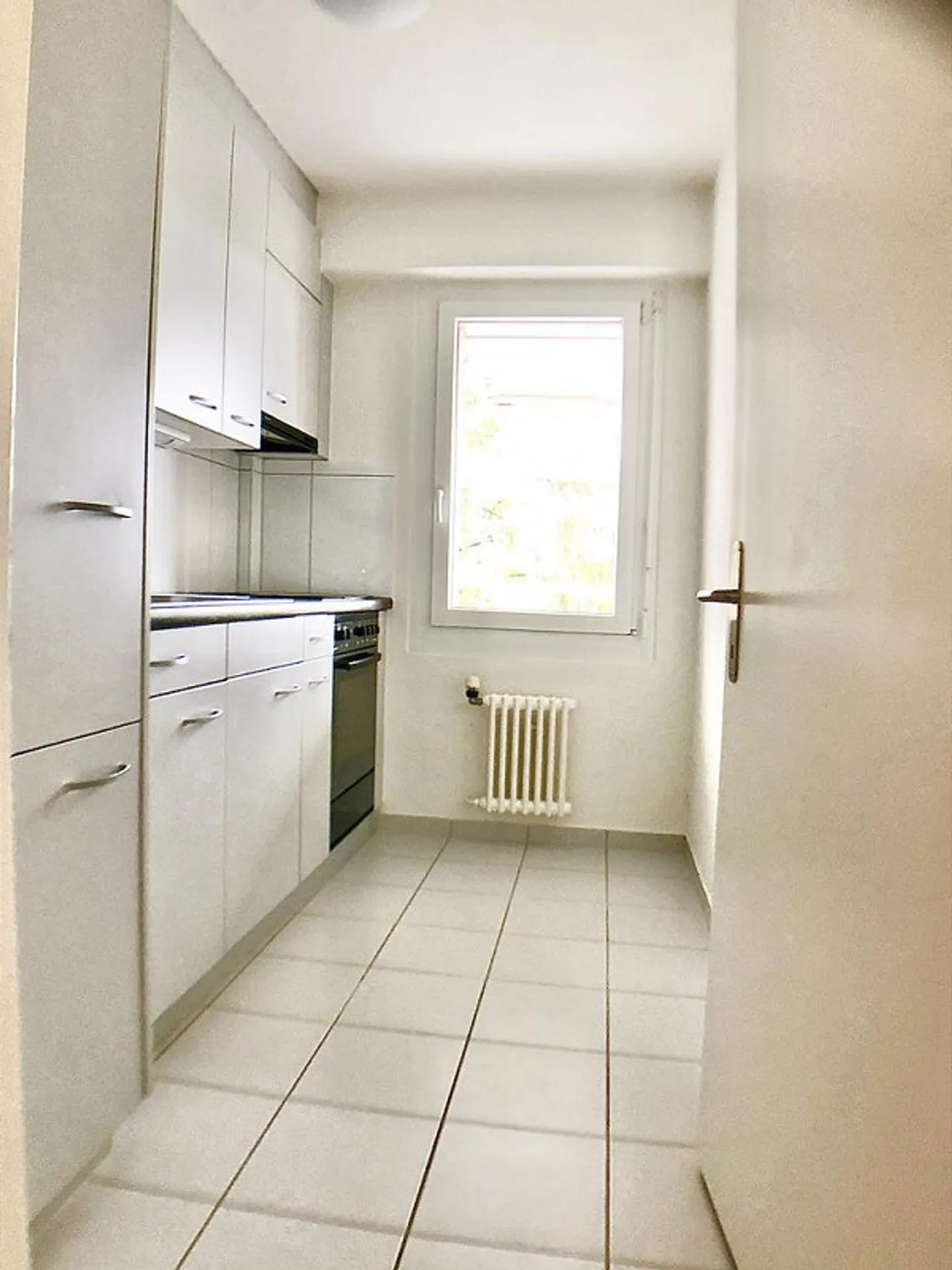 Charmante appartement 2 pièces avec balcon - Photo 2 sur 7