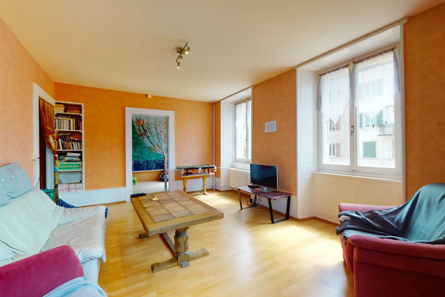 Prächtiges Geschäftsgebäude mit Gästezimmern, Bar und Kiosk - Foto 8 von 13