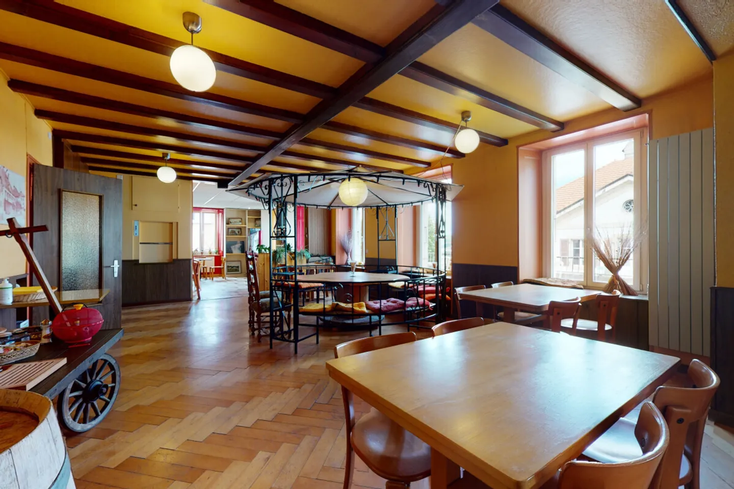 Prächtiges Geschäftsgebäude mit Gästezimmern, Bar und Kiosk - Foto 11 von 13