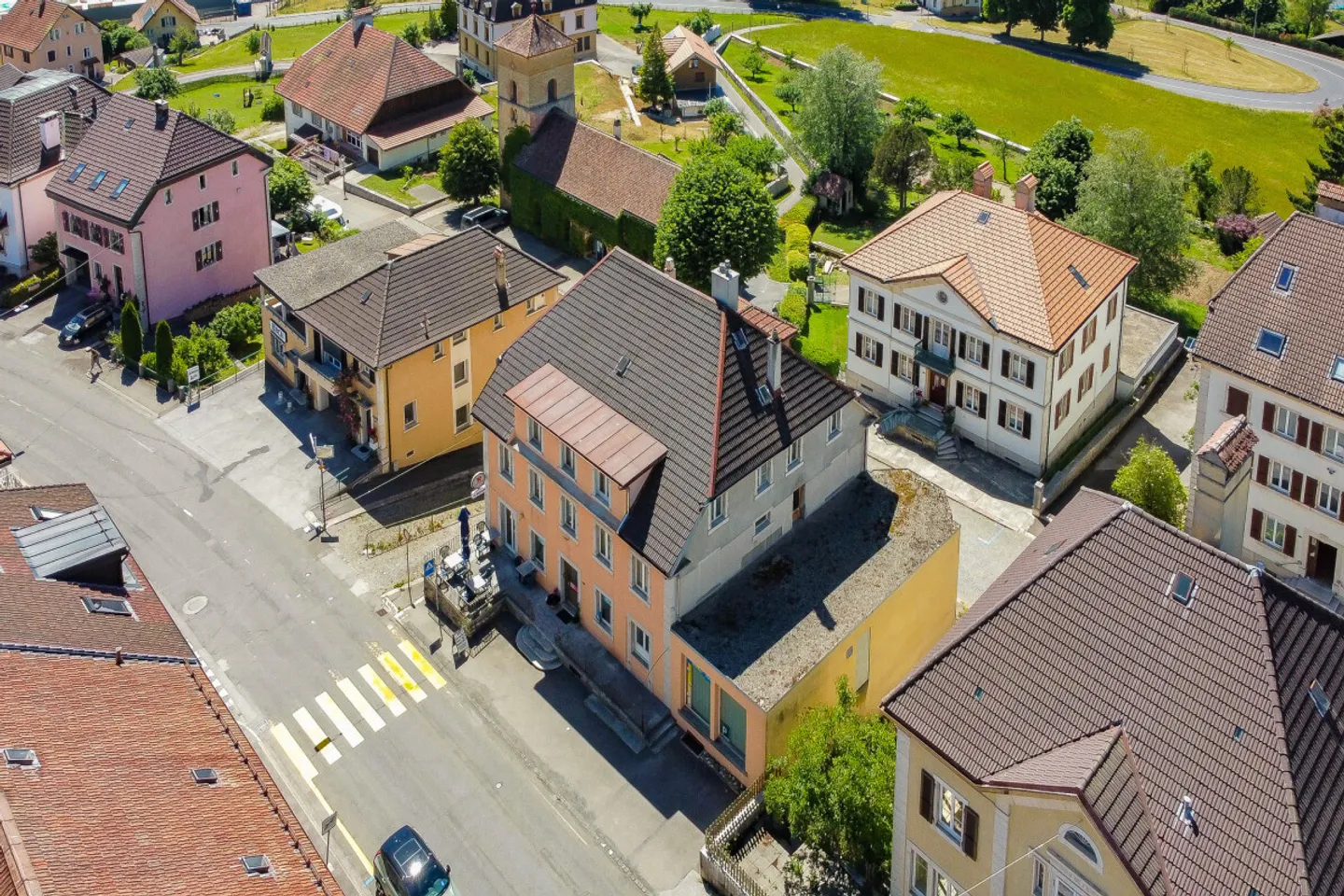 Prächtiges Geschäftsgebäude mit Gästezimmern, Bar und Kiosk - Foto 12 von 13