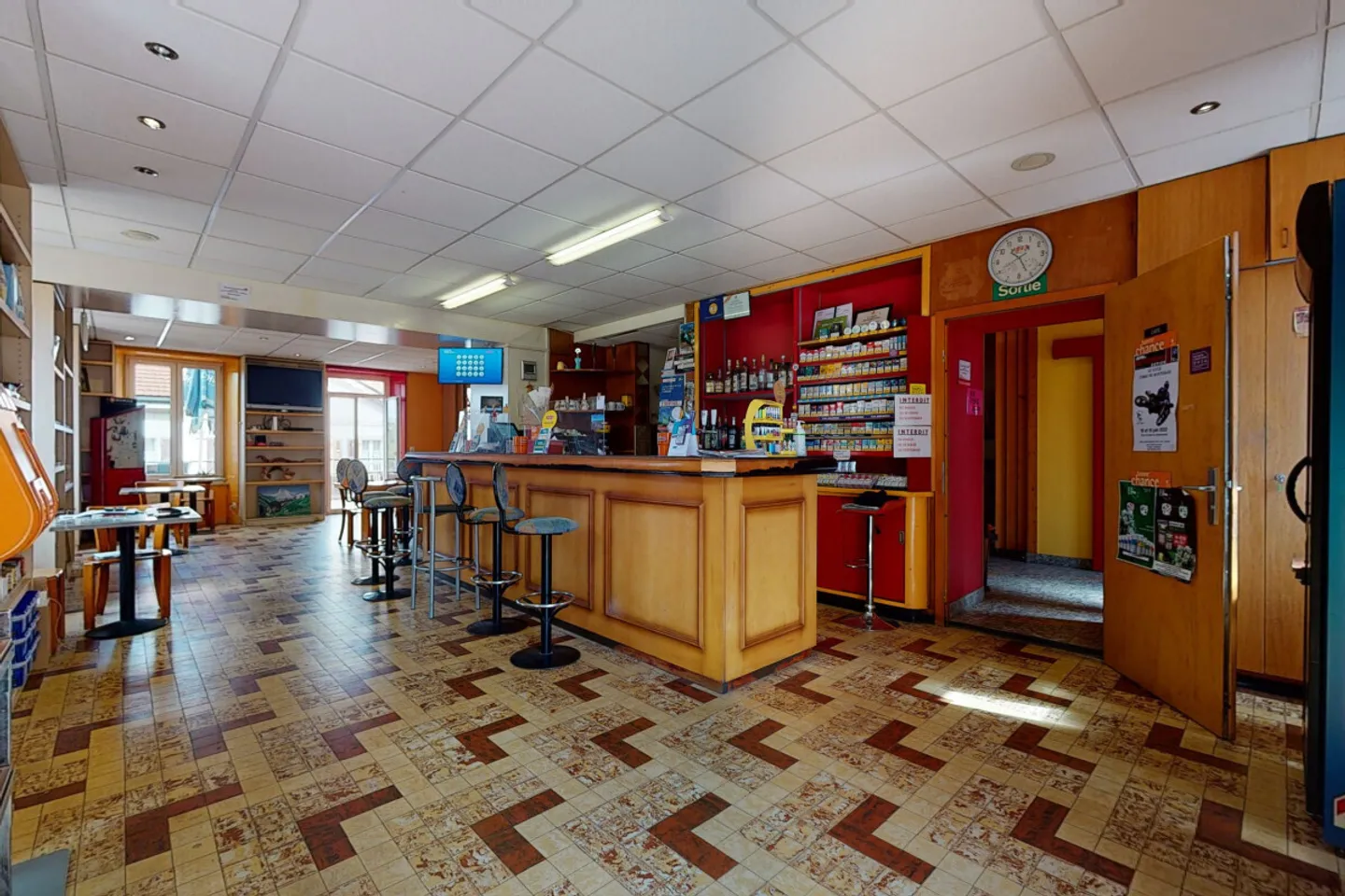 Prächtiges Geschäftsgebäude mit Gästezimmern, Bar und Kiosk - Foto 10 von 13