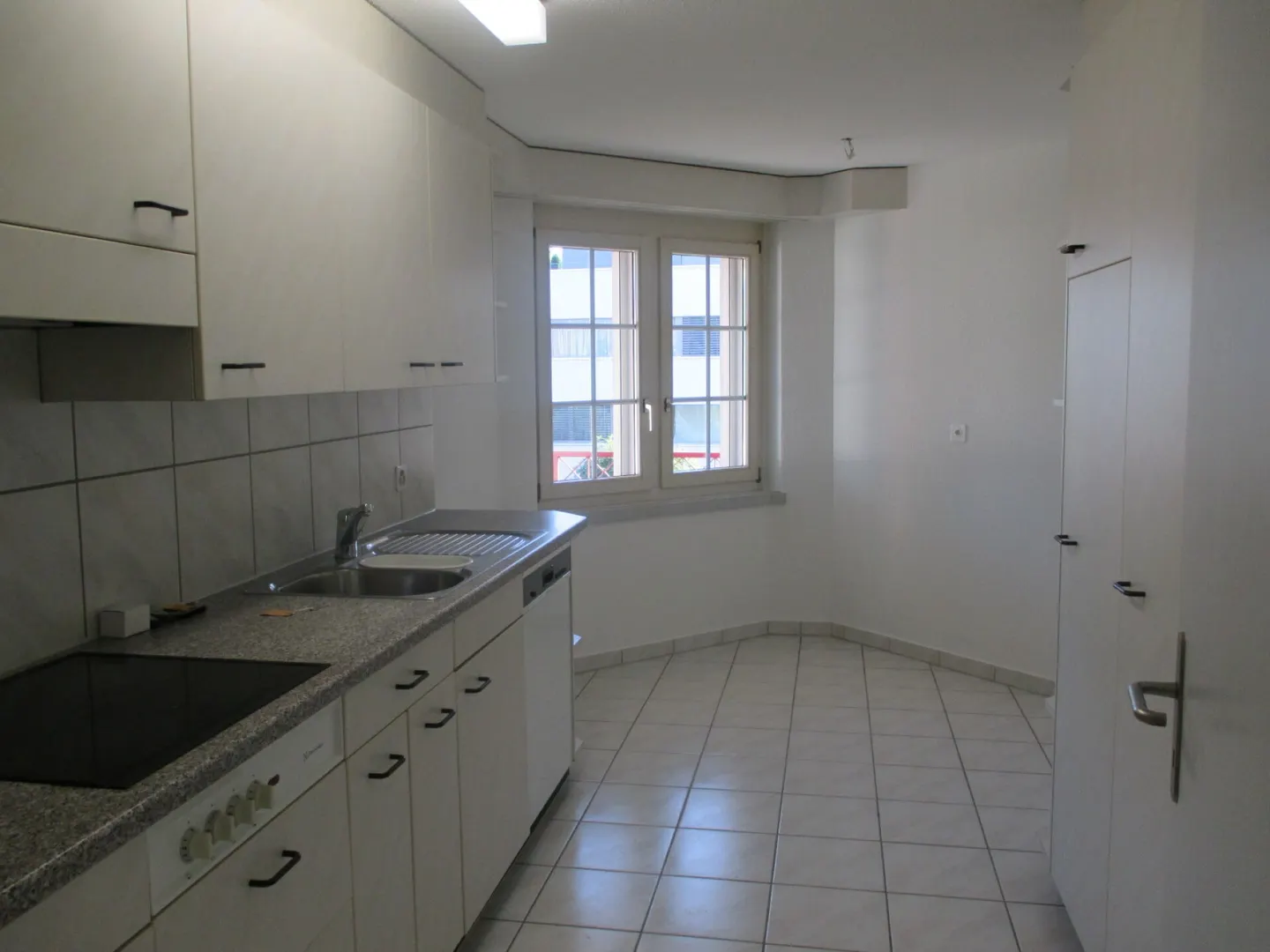 Spacious 5.5 Room Apartment - Photo 3 of 17