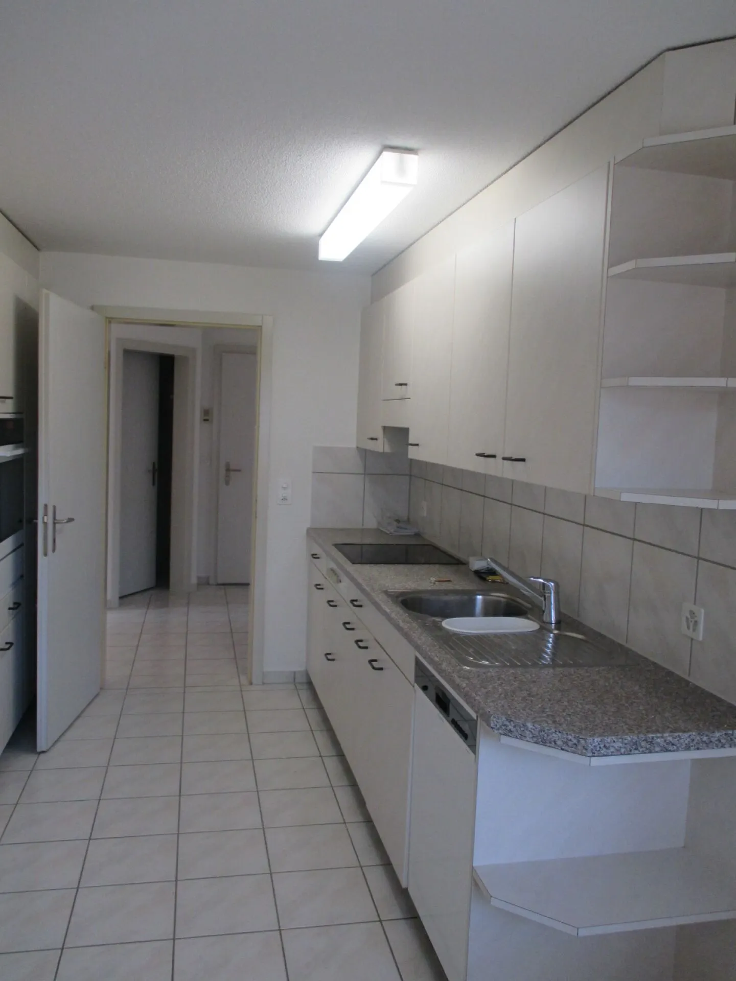 Spacious 5.5 Room Apartment - Photo 4 of 17