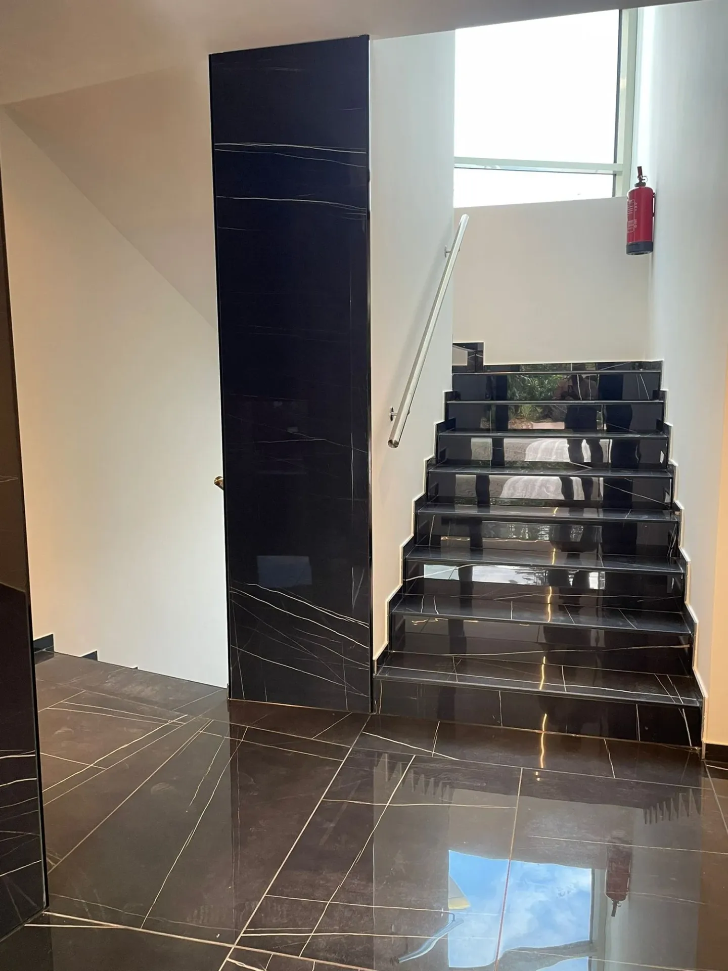 Attico di lusso con terrazza e jacuzzi a Massagno – Disponibile subito - Foto 8 von 30