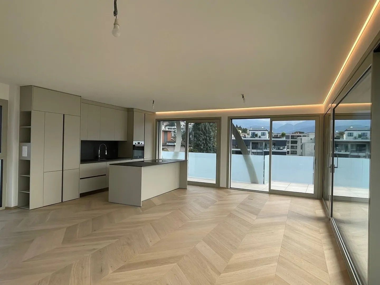 Attico di lusso con terrazza e jacuzzi a Massagno – Disponibile subito - Foto 12 von 30