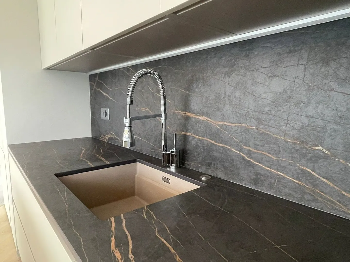 Attico di lusso con terrazza e jacuzzi a Massagno – Disponibile subito - Foto 15 von 30