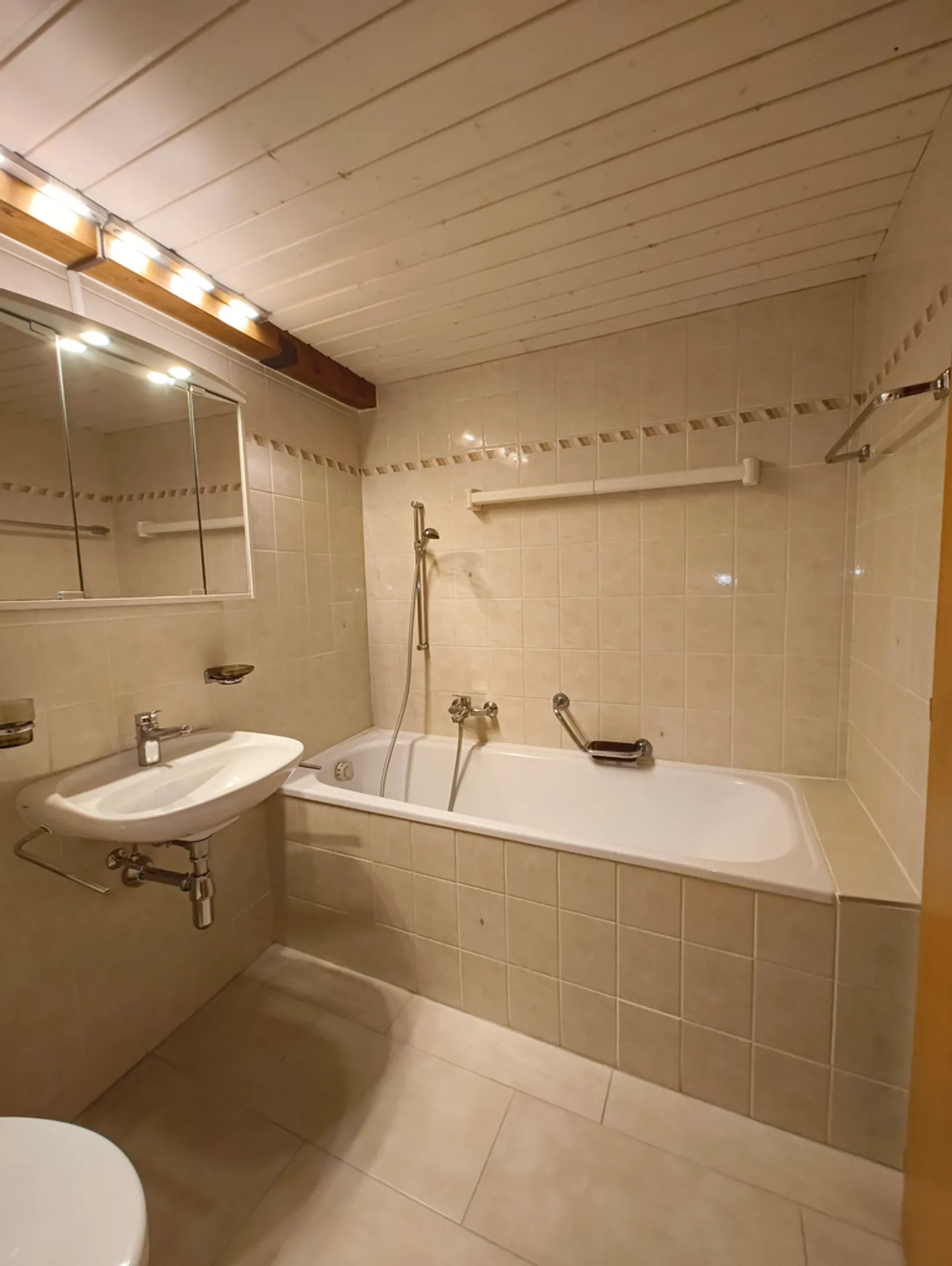 Magnificent bright triplex in an old village house - Photo 8 of 12