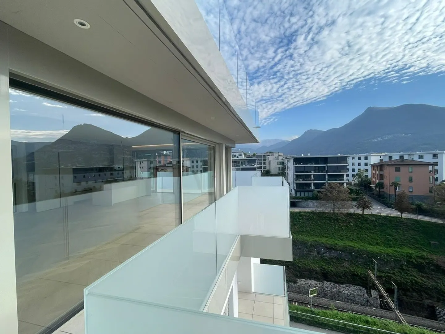 Attico di lusso con terrazza e jacuzzi a Massagno – Disponibile subito - Foto 26 von 30