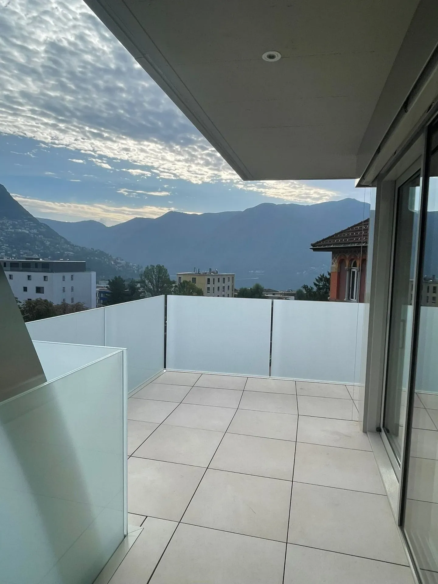 Attico di lusso con terrazza e jacuzzi a Massagno – Disponibile subito - Foto 27 von 30