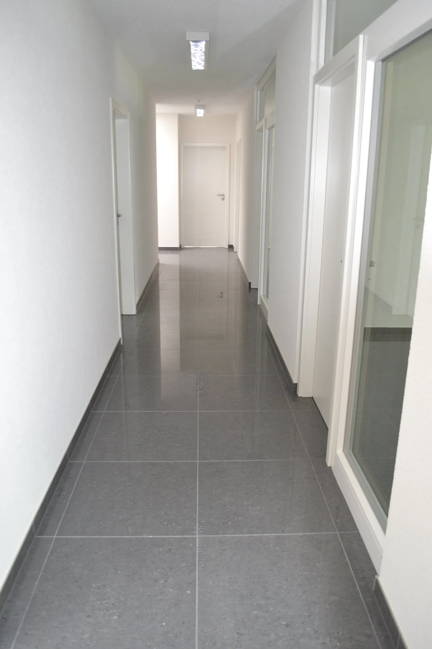 Moderne Praxisfläche an zentraler Lage in Frutigen zu vermieten - Foto 3 von 13