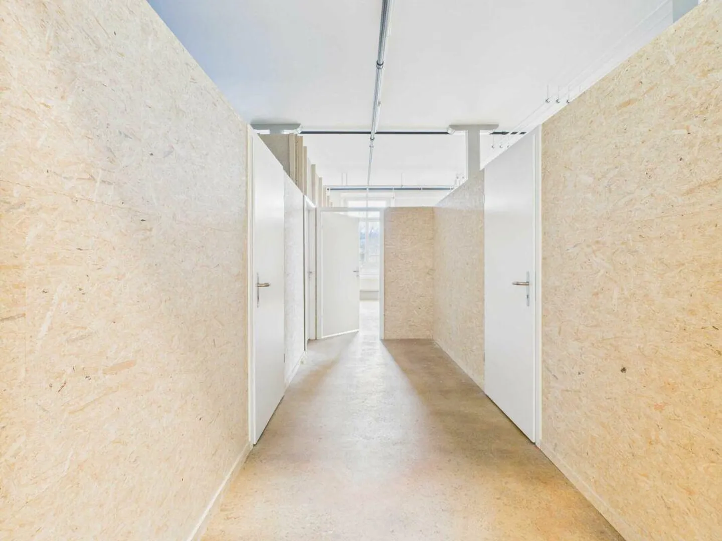 Flexible warehouse in modern commercial building - Photo 3 of 8