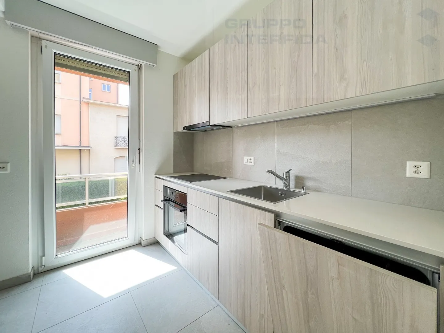 APPARTAMENTO 3.5 LOCALI PARZIALMENTE RISTRUTTURATO - Foto 5 di 14
