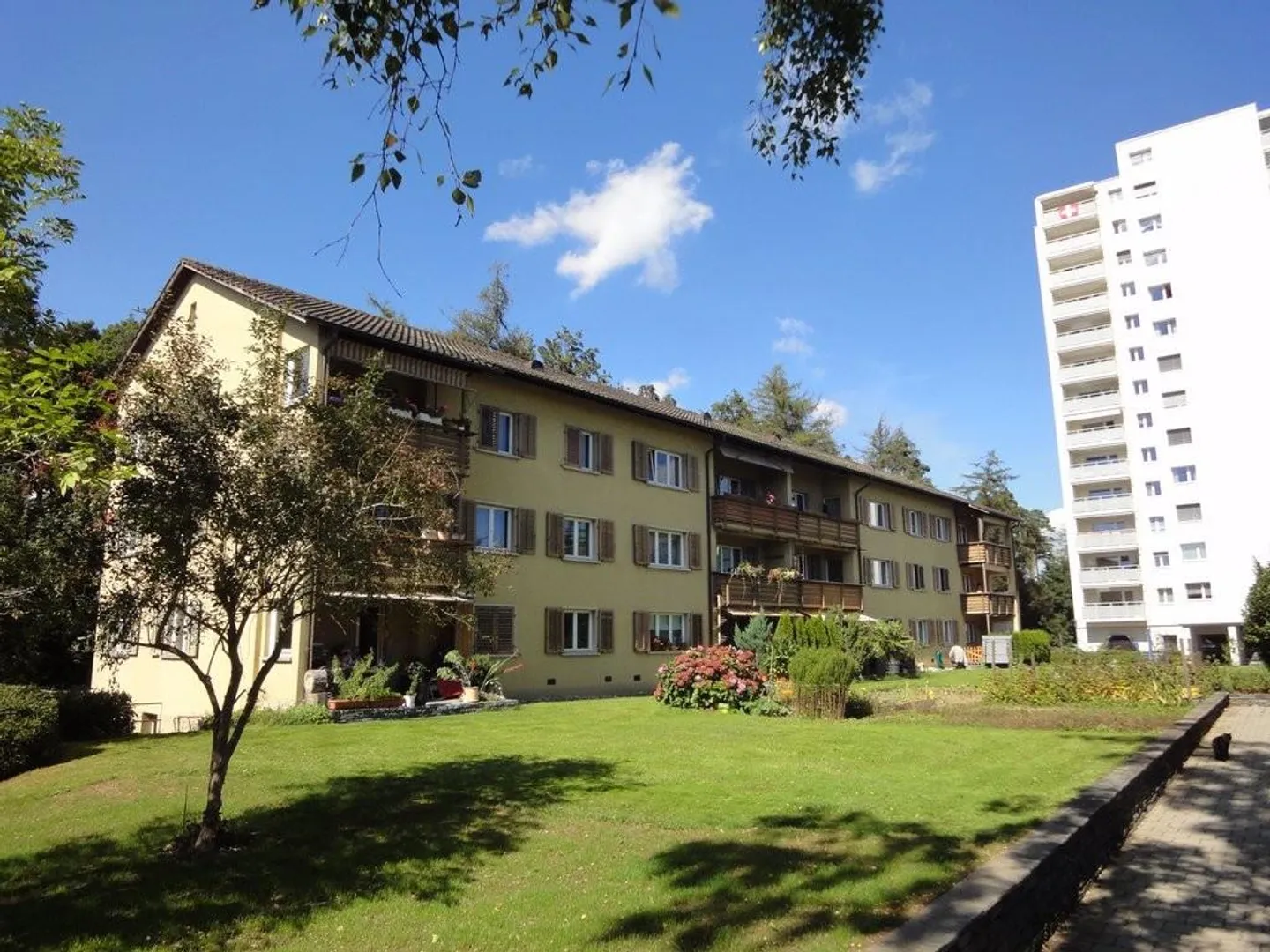 Appartement confortable de 4 pièces dans un quartier résidentiel verdoyant - Photo 1 sur 9