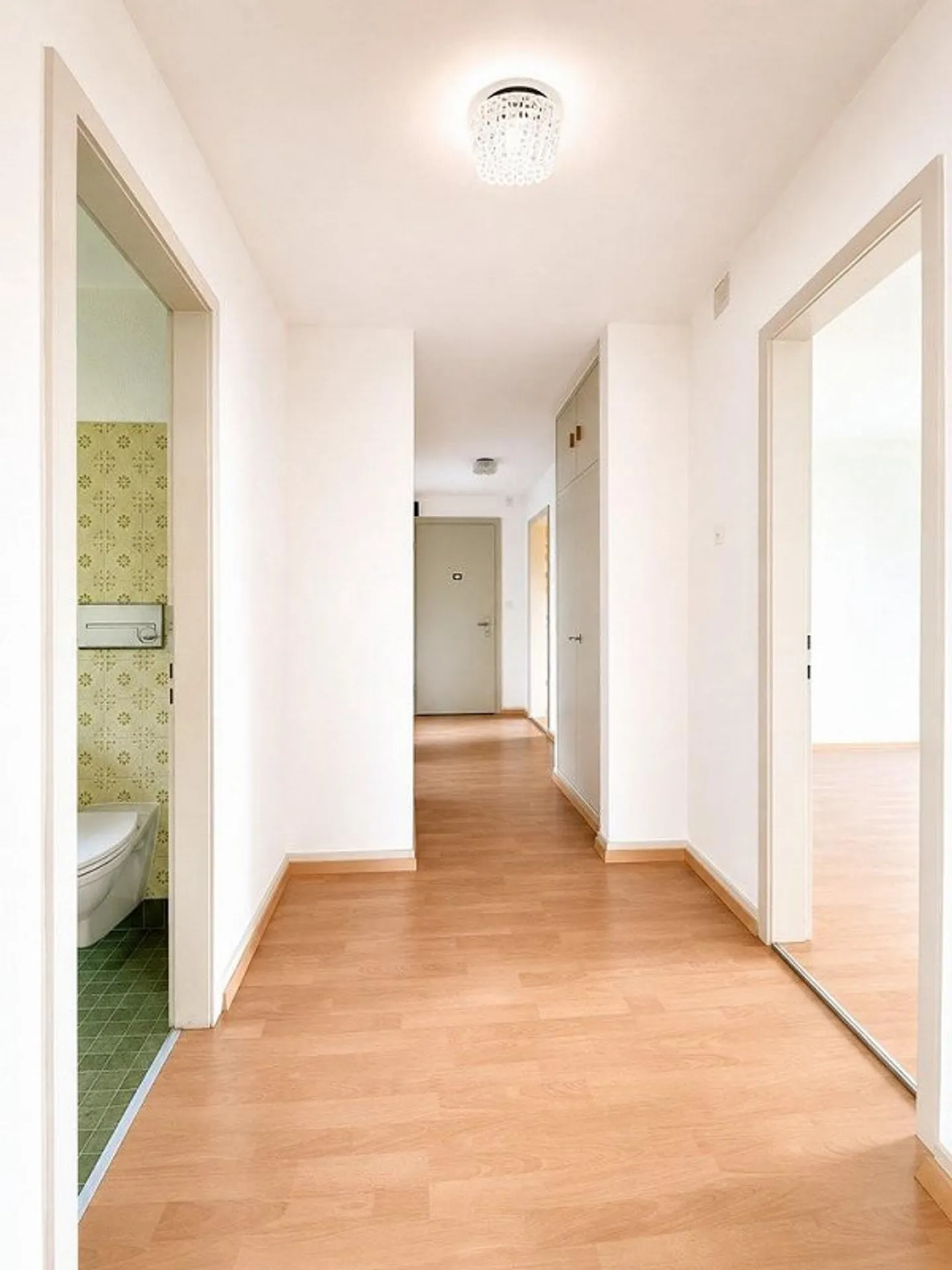 Appartement confortable de 4 pièces dans un quartier résidentiel verdoyant - Photo 2 sur 9