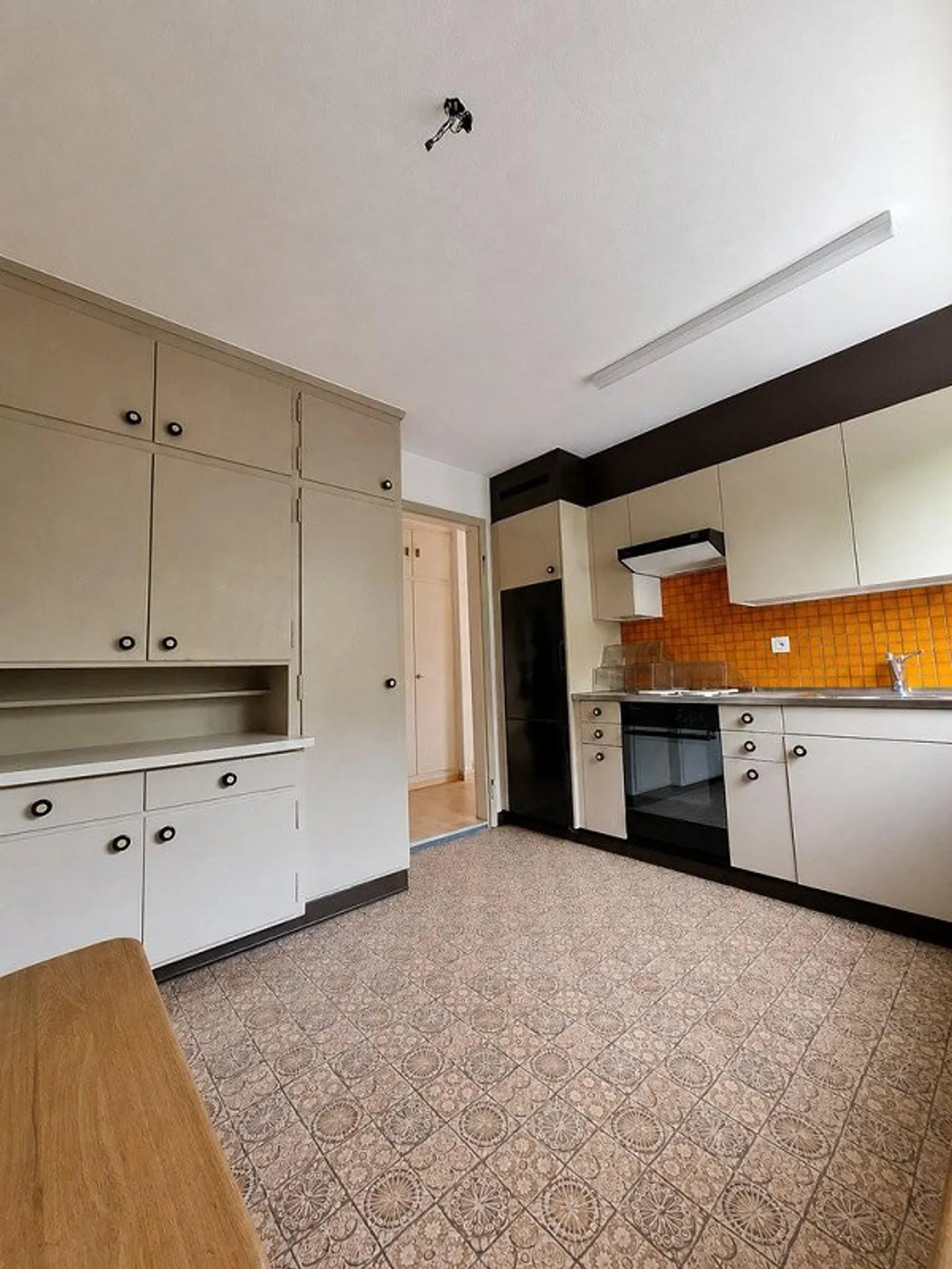 Appartement confortable de 4 pièces dans un quartier résidentiel verdoyant - Photo 3 sur 9