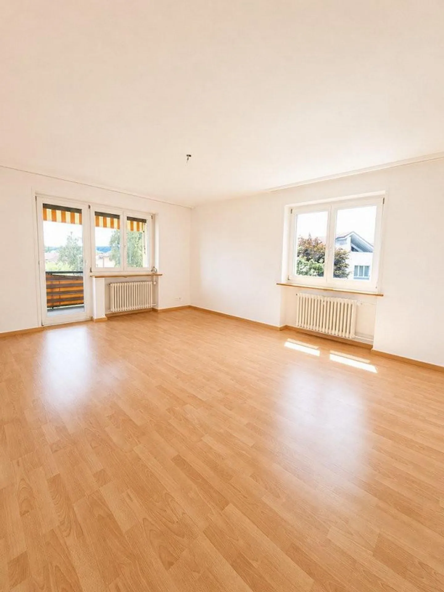 Appartement confortable de 4 pièces dans un quartier résidentiel verdoyant - Photo 4 sur 9