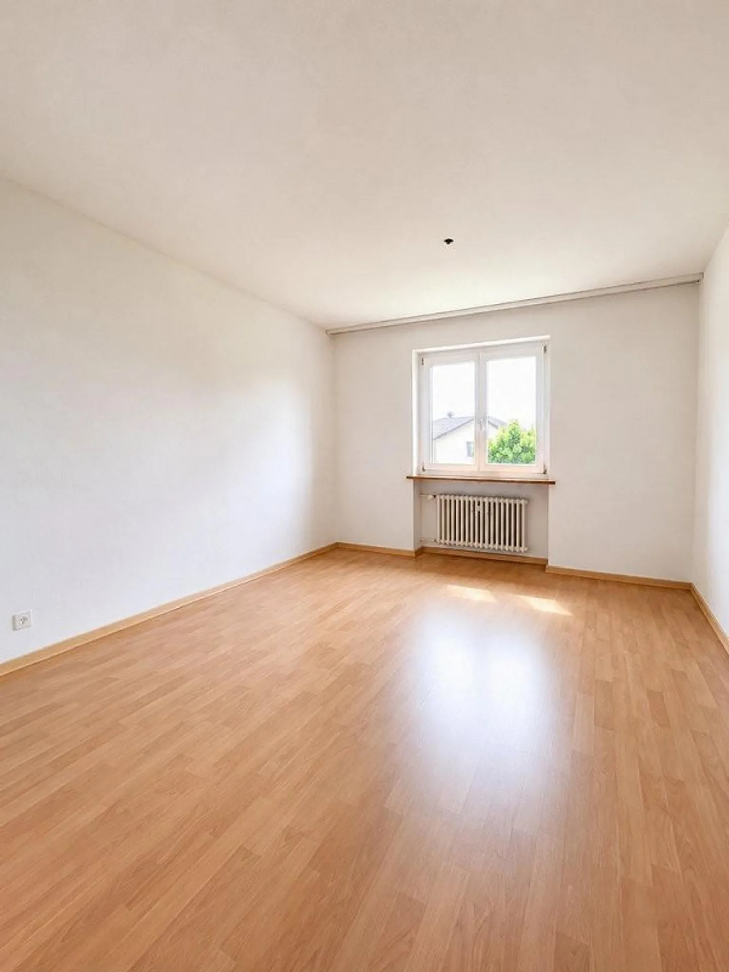 Appartement confortable de 4 pièces dans un quartier résidentiel verdoyant - Photo 5 sur 9