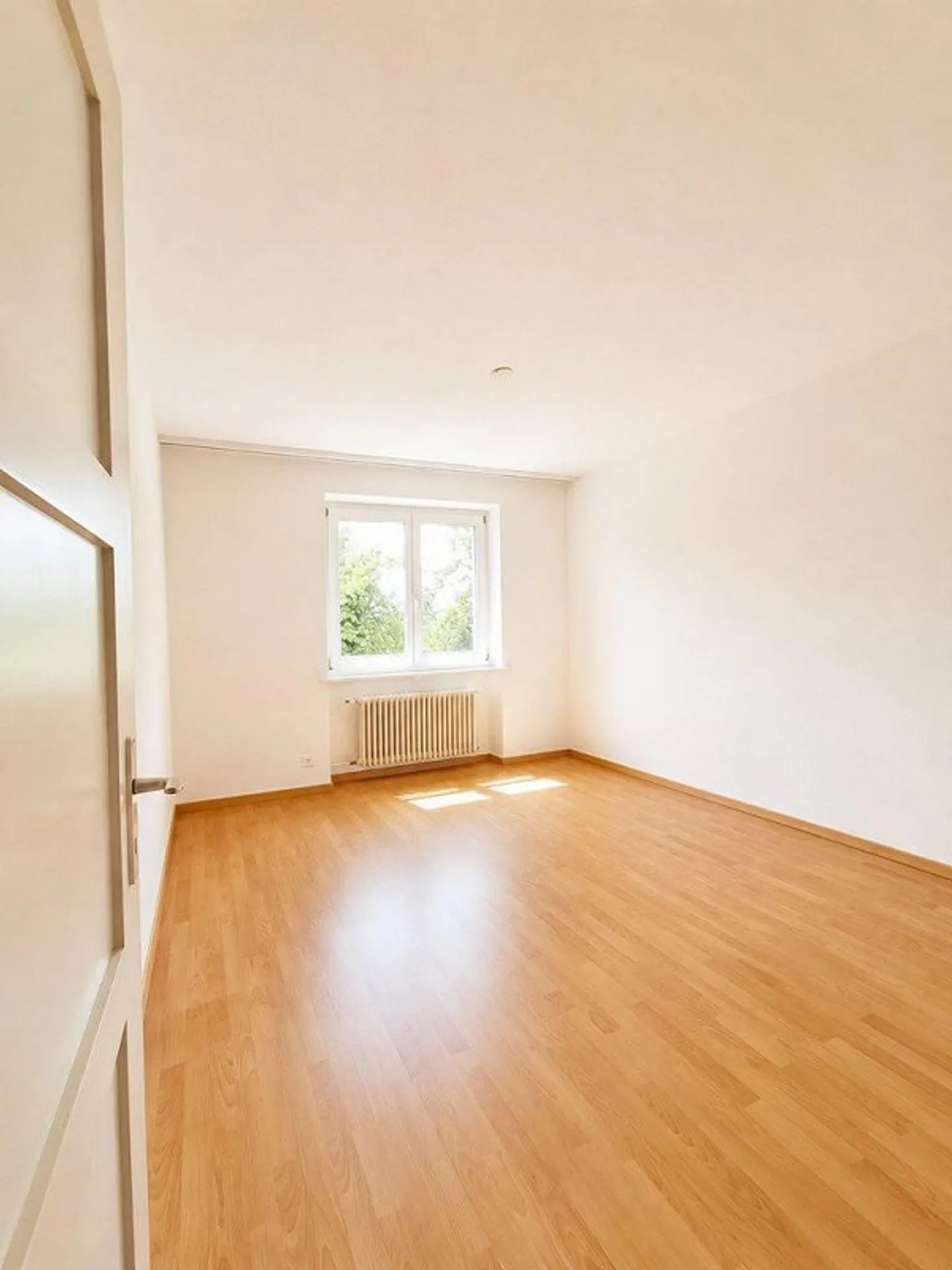 Appartement confortable de 4 pièces dans un quartier résidentiel verdoyant - Photo 7 sur 9