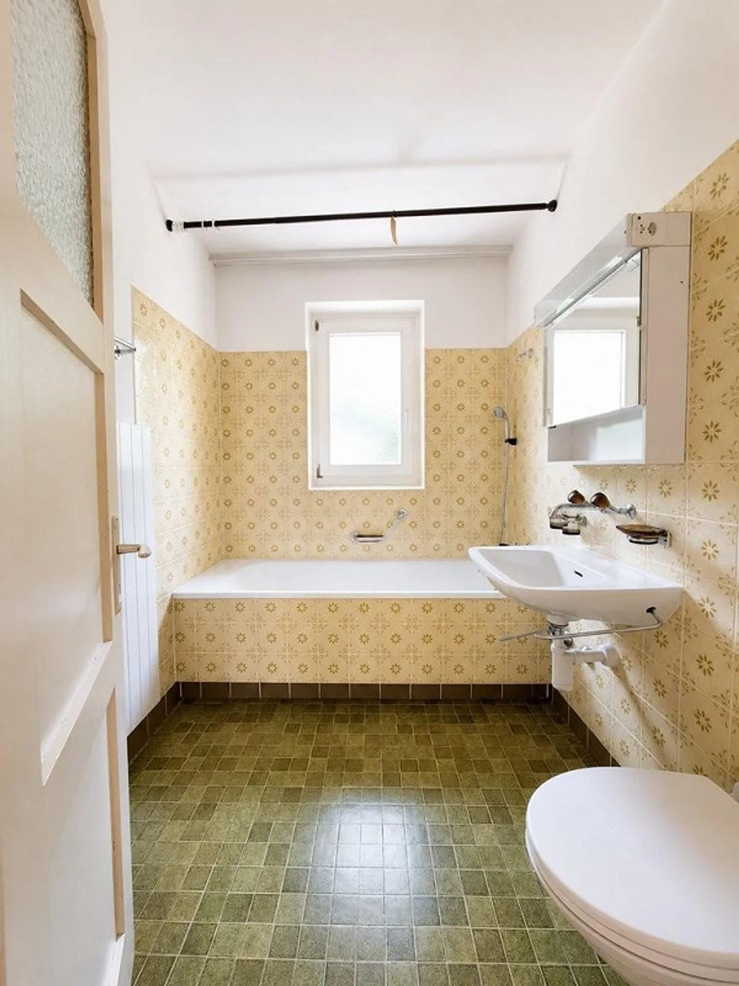 Appartement confortable de 4 pièces dans un quartier résidentiel verdoyant - Photo 8 sur 9