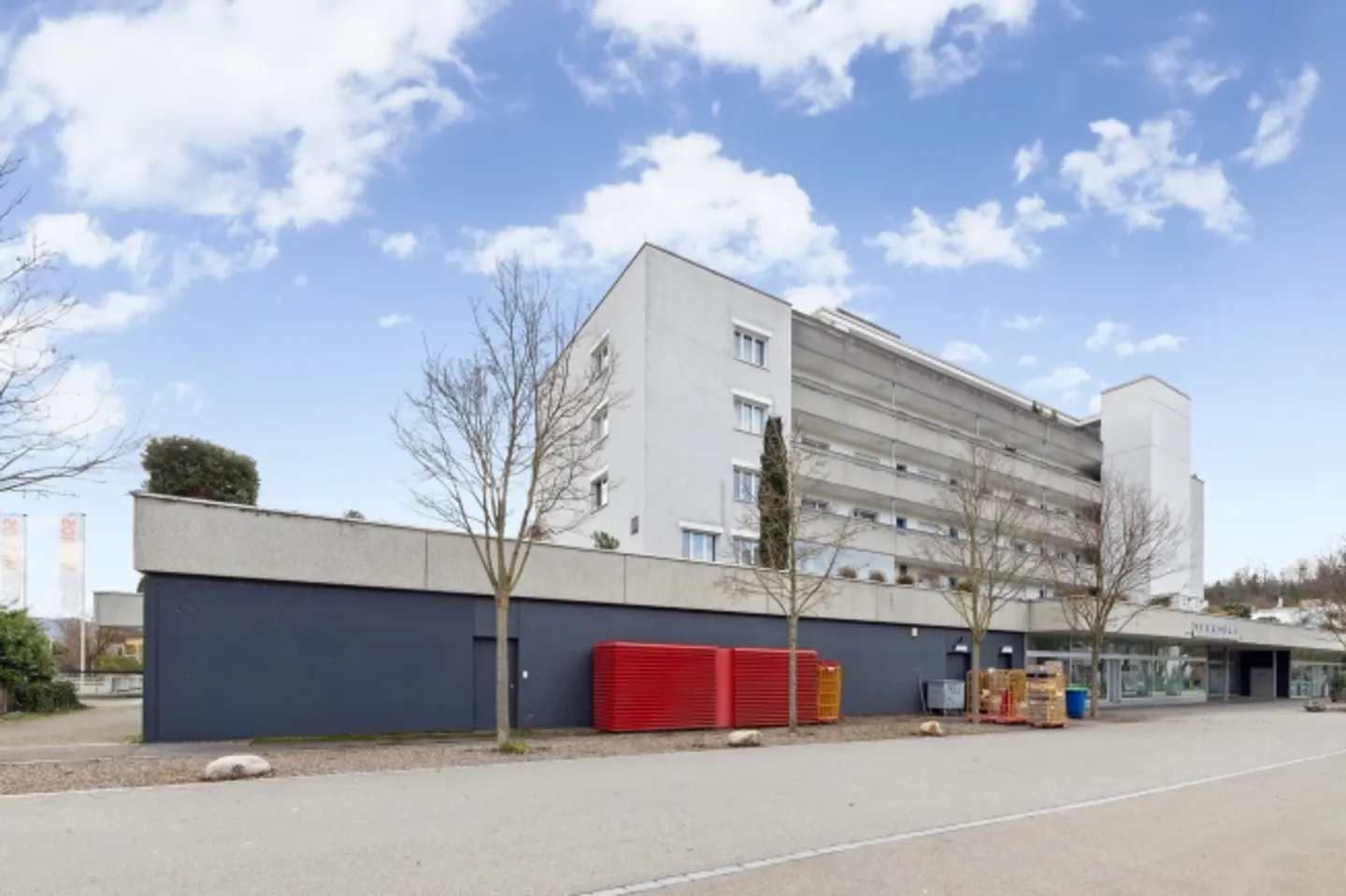 Places de parking au Mischeli Center - Photo 1 sur 1