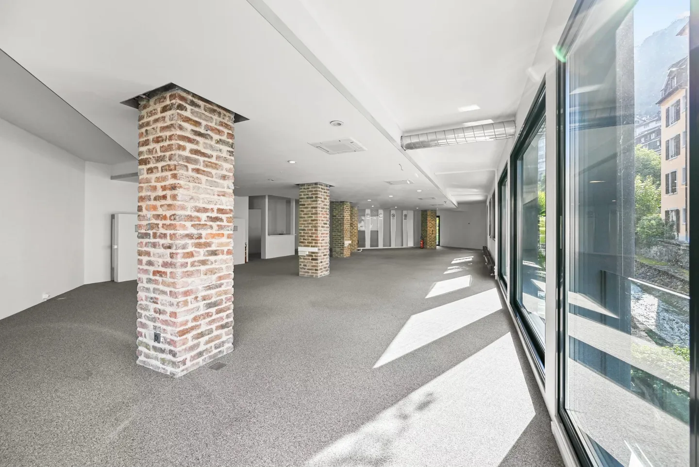 Edificio ad uso misto in vendita - Foto 3 di 10