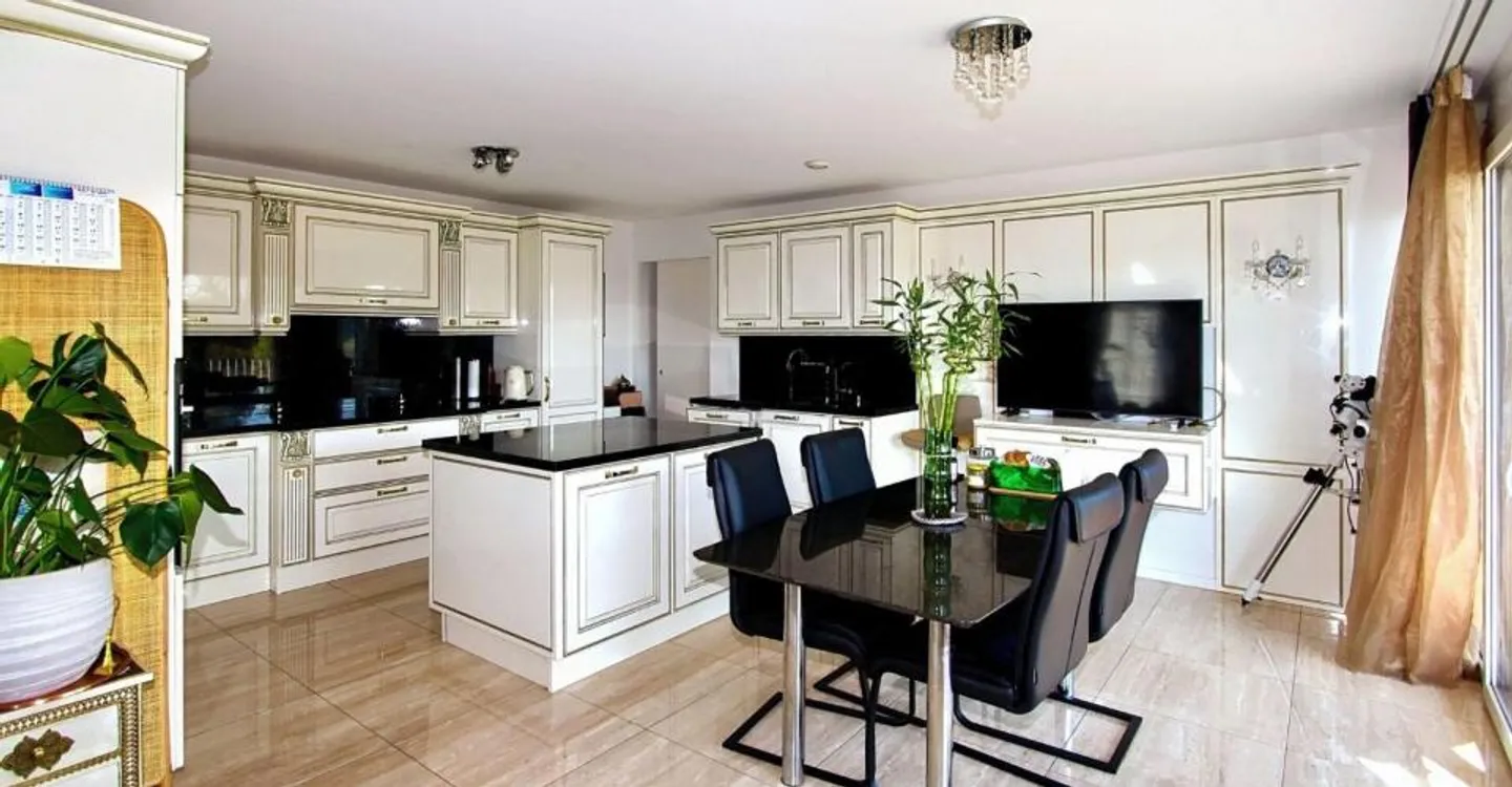 Space and light just steps from the lake and all amenities - Photo 2 of 9