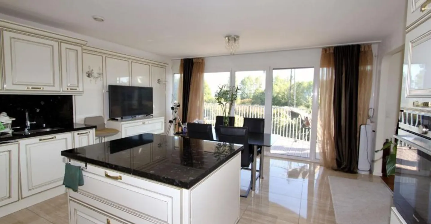 Space and light just steps from the lake and all amenities - Photo 4 of 9