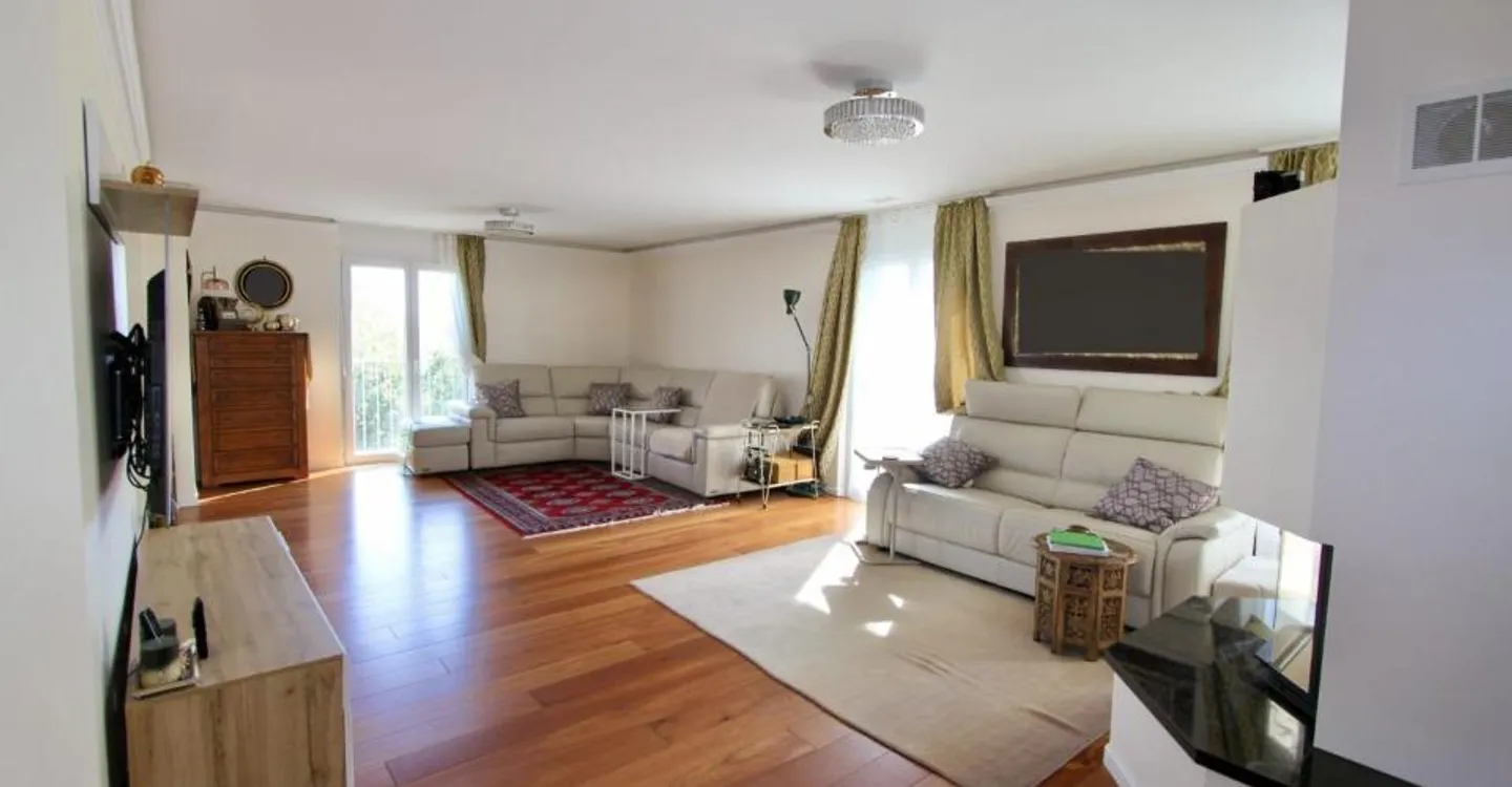Space and light just steps from the lake and all amenities - Photo 3 of 9