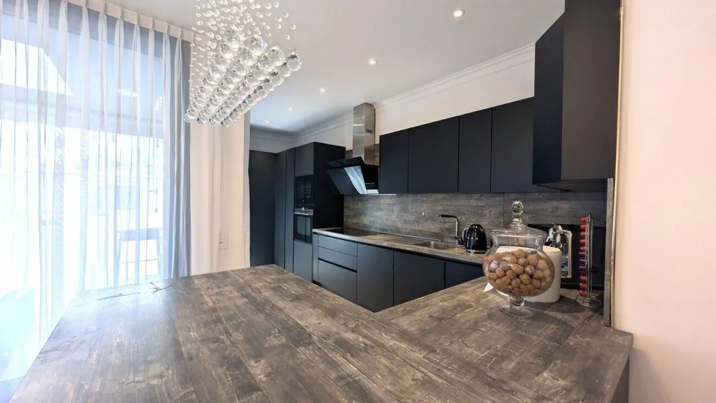 Prestigioso attico con spazi generosi e tre balconi panoramici - Foto 9 di 19