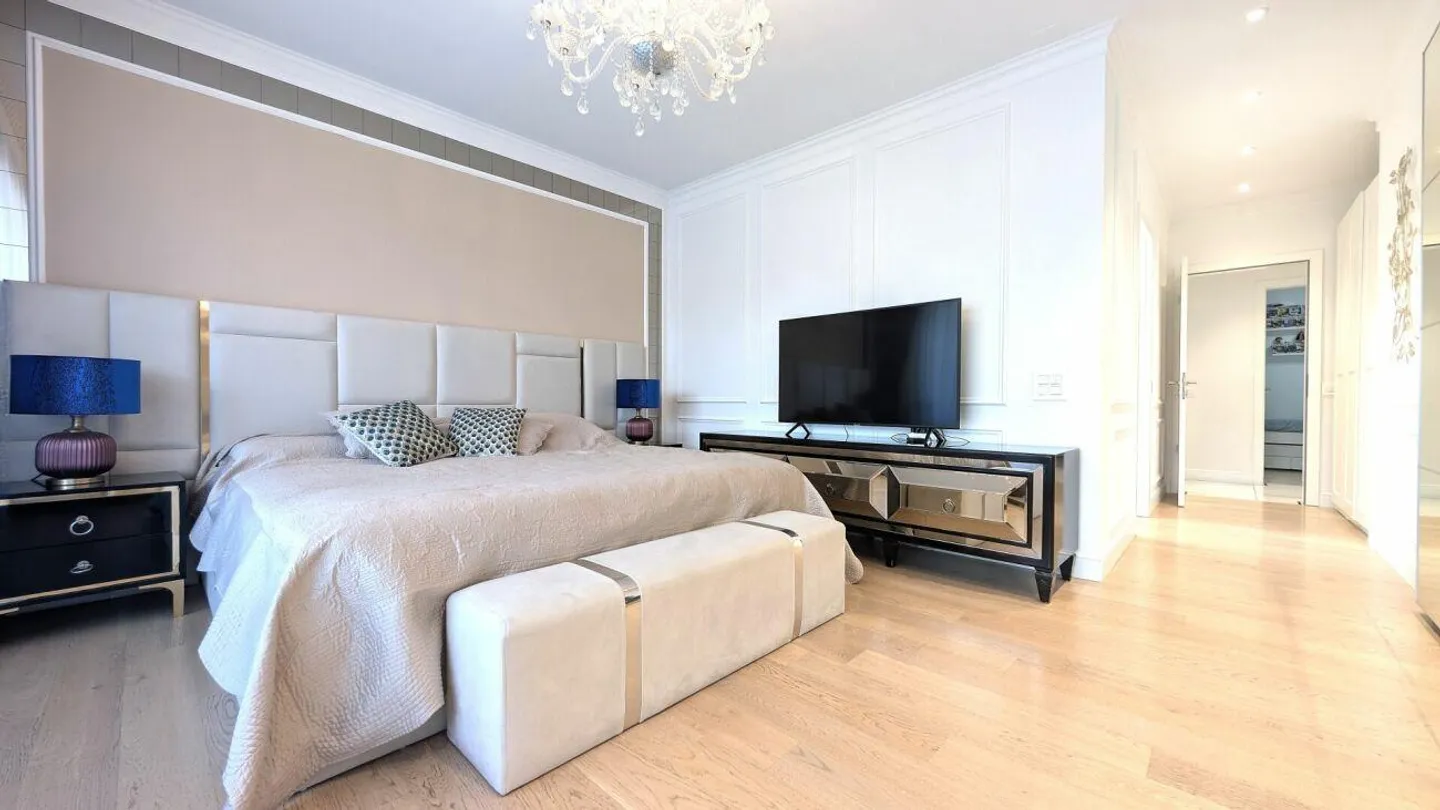 Prestigioso attico con spazi generosi e tre balconi panoramici - Foto 10 di 19