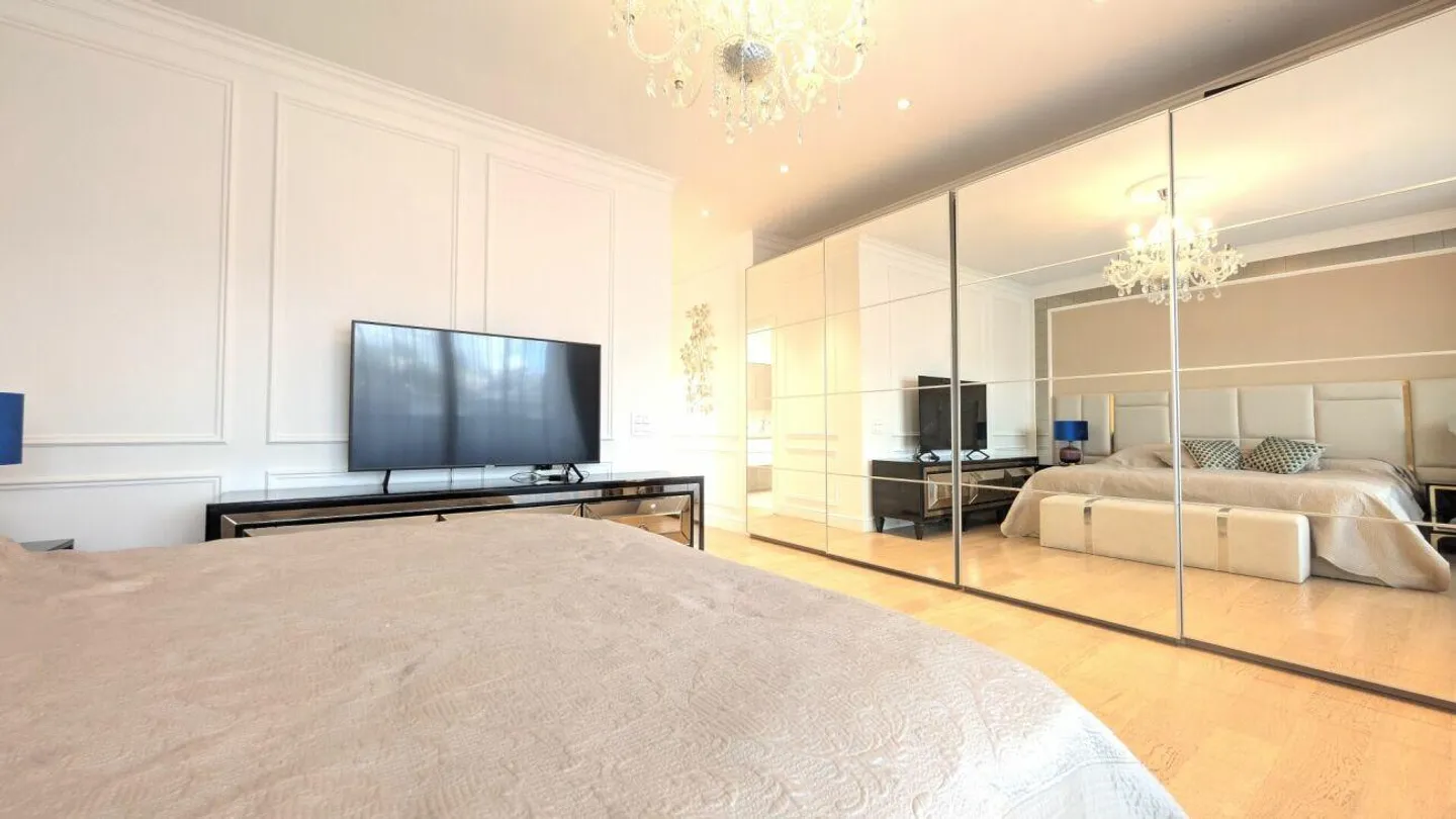 Prestigioso attico con spazi generosi e tre balconi panoramici - Foto 11 di 19