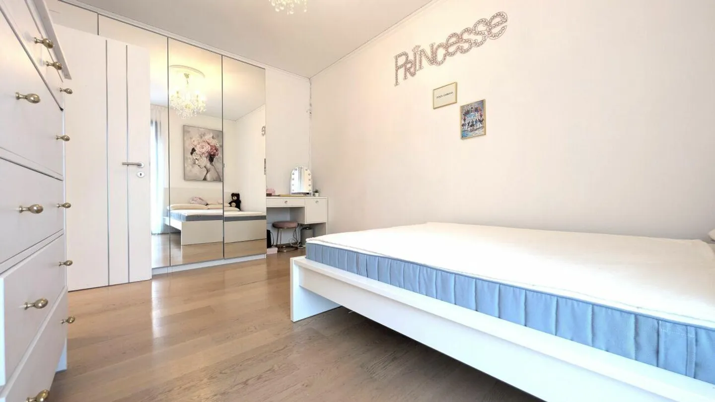 Prestigioso attico con spazi generosi e tre balconi panoramici - Foto 12 di 19