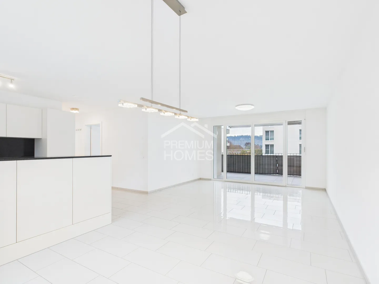 Modern Apartment with Balcony - Photo 4 of 10