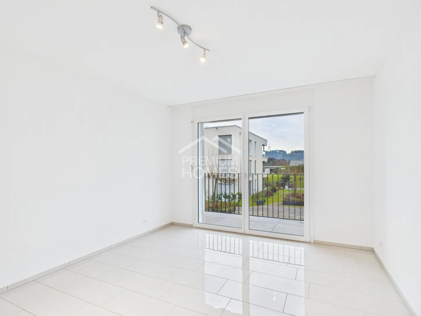 Modern Apartment with Balcony - Photo 5 of 10