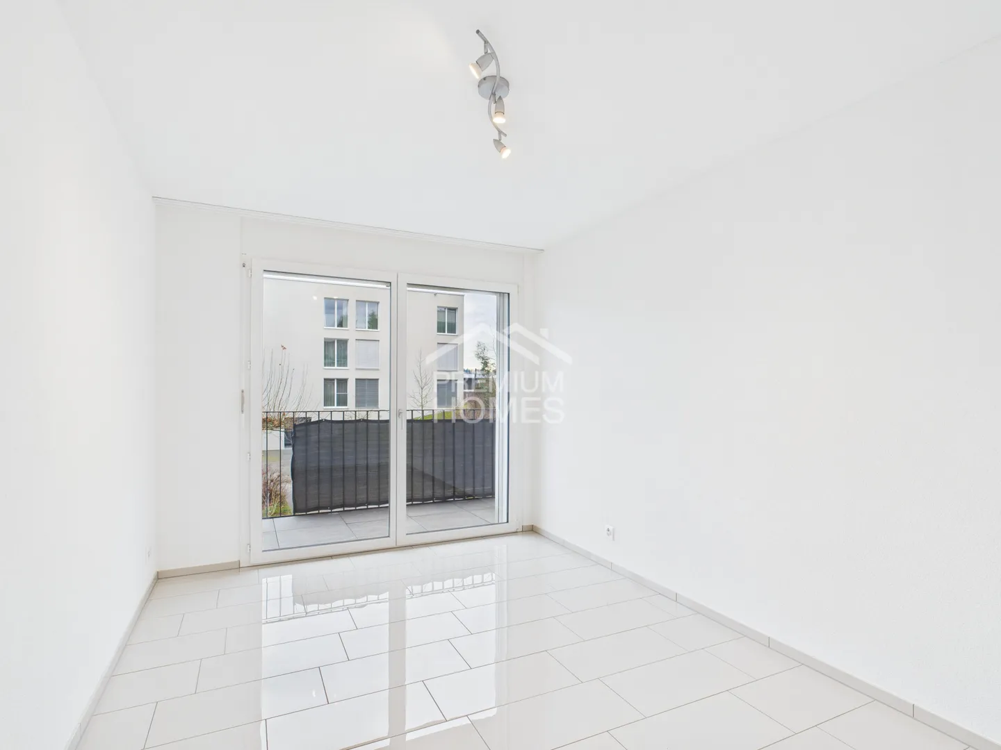 Modern Apartment with Balcony - Photo 6 of 10