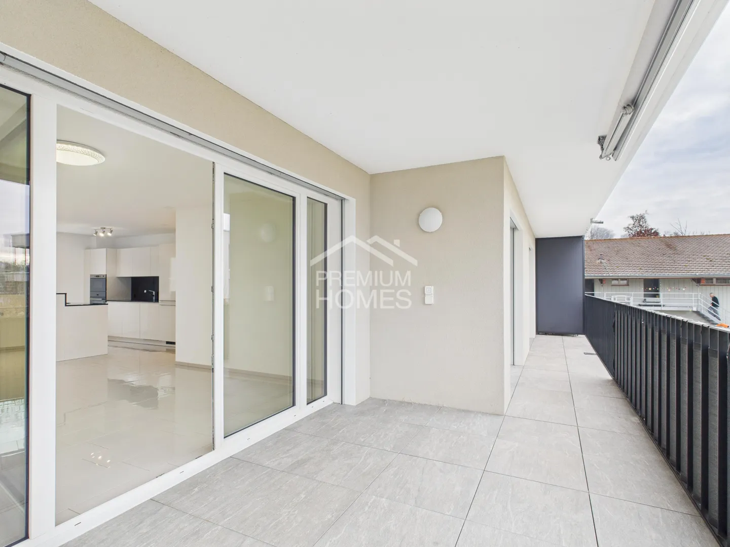 Modern Apartment with Balcony - Photo 8 of 10