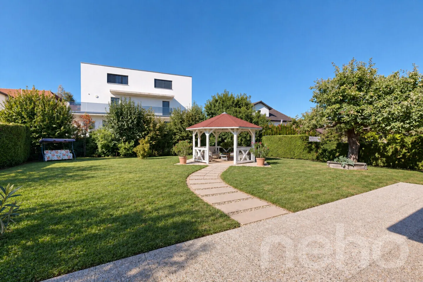Space, greenery and potential in the heart of Corminboeuf - Photo 4 of 12