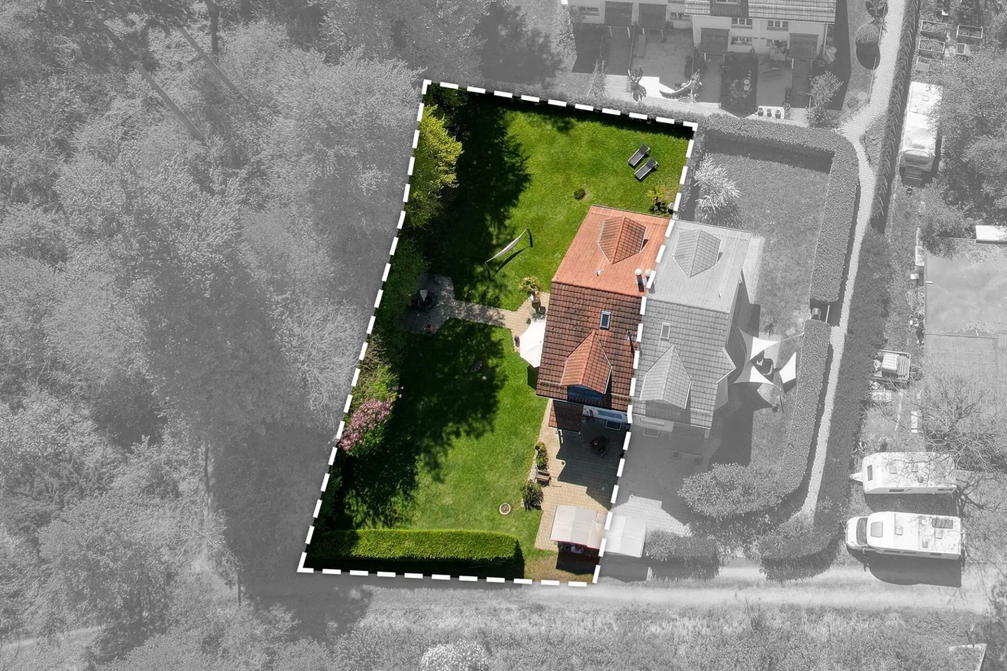 Maison jumelée de 5,5 pièces adaptée aux familles avec un environnement idyllique - Photo 2 sur 8