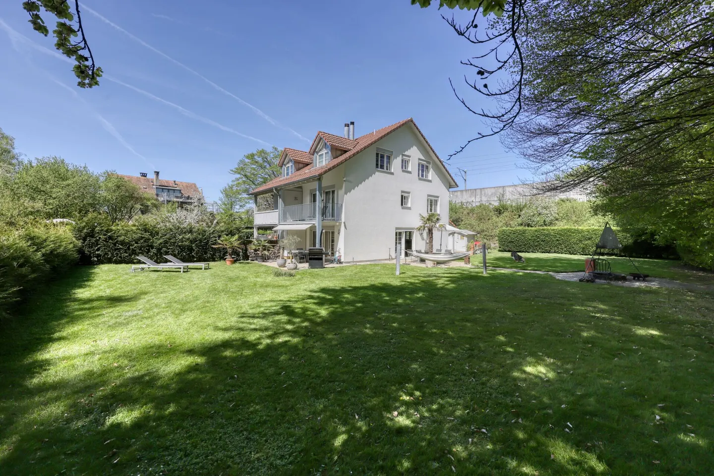 Maison jumelée de 5,5 pièces adaptée aux familles avec un environnement idyllique - Photo 3 sur 8