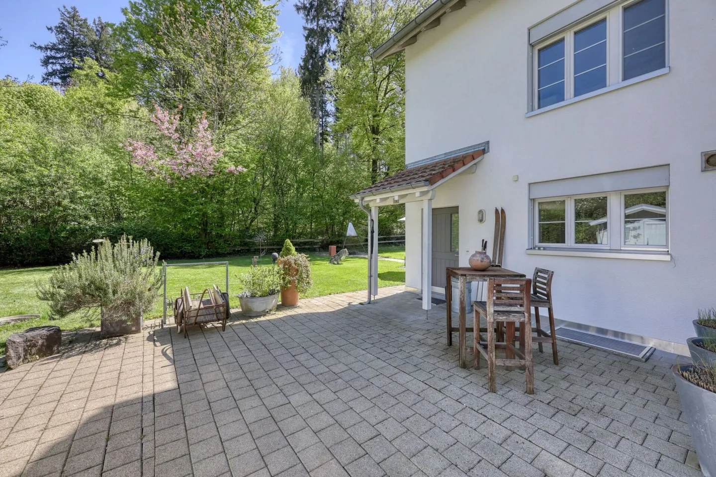 Maison jumelée de 5,5 pièces adaptée aux familles avec un environnement idyllique - Photo 4 sur 8