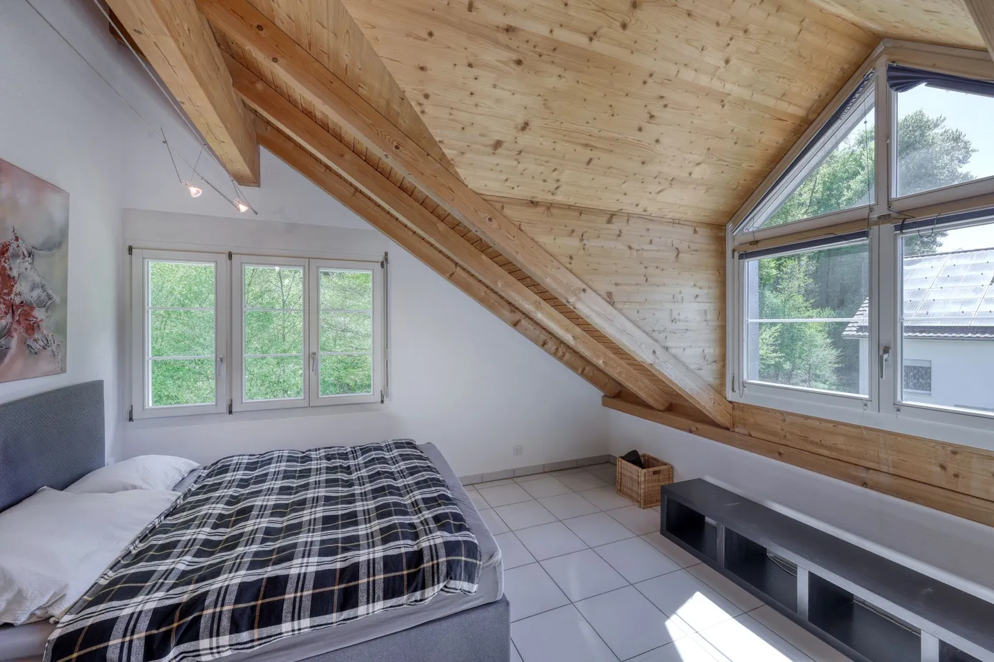 Maison jumelée de 5,5 pièces adaptée aux familles avec un environnement idyllique - Photo 7 sur 8