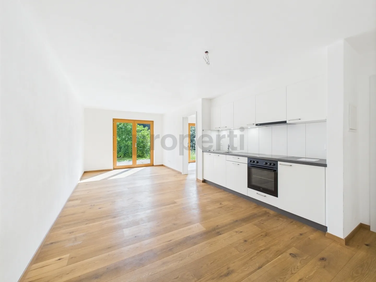 Modern 2.5-room apartment in a quiet location with a variety of leisure activities - Photo 2 of 10