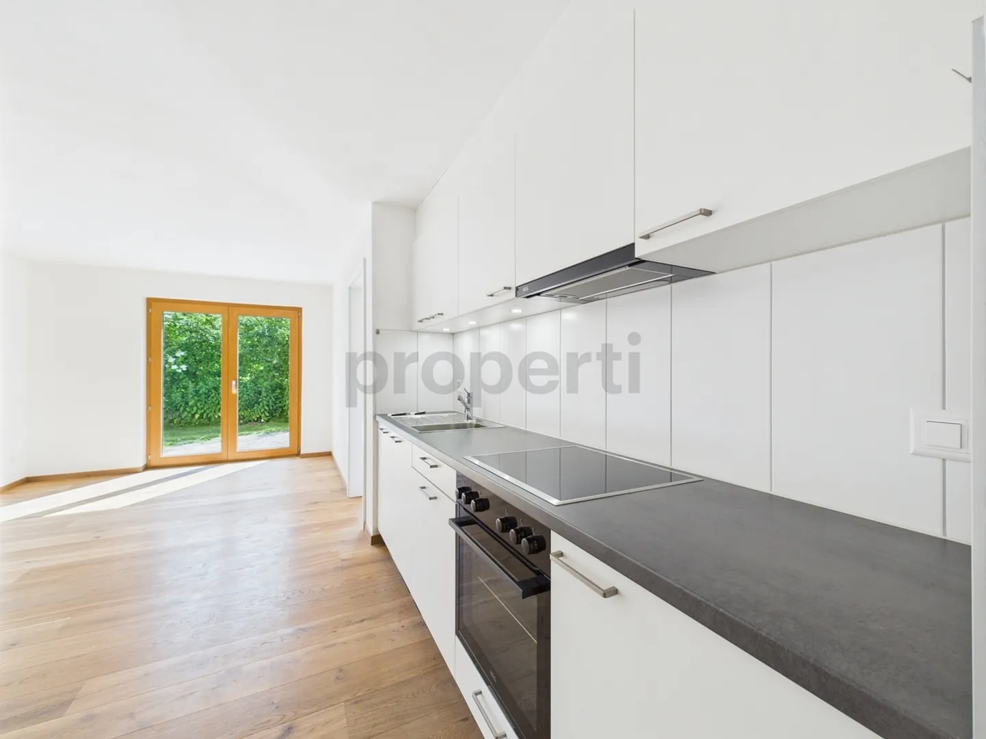 Modern 2.5-room apartment in a quiet location with a variety of leisure activities - Photo 4 of 10