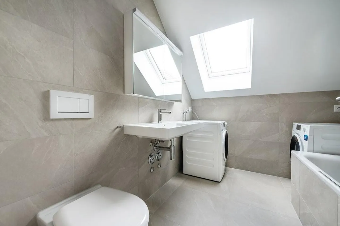 Completely renovated 3.5 room penthouse apartments for rent in Mörschwil - Photo 8 of 11